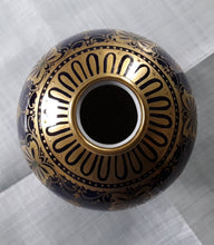 Charger l'image dans la galerie, Vase boule en porcelaine Camille Tharaud à Limoges