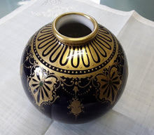 Charger l'image dans la galerie, Vase boule en porcelaine Camille Tharaud à Limoges