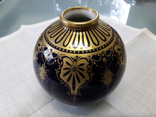 Charger l'image dans la galerie, Vase boule en porcelaine Camille Tharaud à Limoges