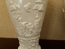 Charger l'image dans la galerie, Exceptionnelle Paire de Vases en Porcelaine 19ème Saint Cloud