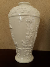 Charger l'image dans la galerie, Exceptionnelle Paire de Vases en Porcelaine 19ème Saint Cloud