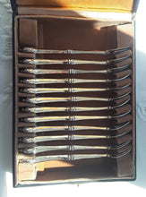 Charger l'image dans la galerie, Coffret de 12 fourchettes à huîtres en argent massif Empire