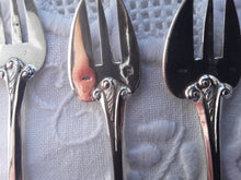 Charger l'image dans la galerie, Coffret de 12 fourchettes à huîtres en argent massif Empire