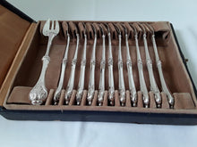 Charger l'image dans la galerie, Coffret de 12 fourchettes à huîtres en argent massif Empire