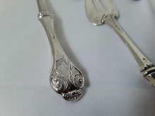 Charger l'image dans la galerie, Coffret de 12 fourchettes à huîtres en argent massif Empire