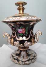 Charger l'image dans la galerie, Très beau flacon en porcelaine russe 19ème Manufacture Alexandre Popov