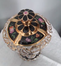 Charger l'image dans la galerie, Très beau flacon en porcelaine russe 19ème Manufacture Alexandre Popov